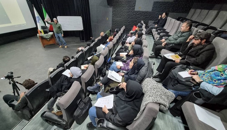 جلسه دوم کارگاه کاریکاتور و کارتون؛ کارتون یک کتاب را در یک برگه خلاصه می کند